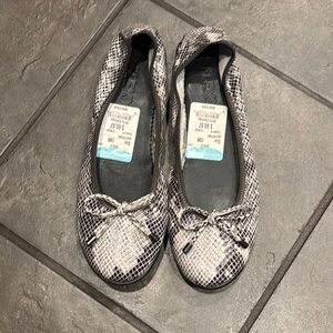 The FLEXX Stylish Black and Gray Women's Flats. Size 10